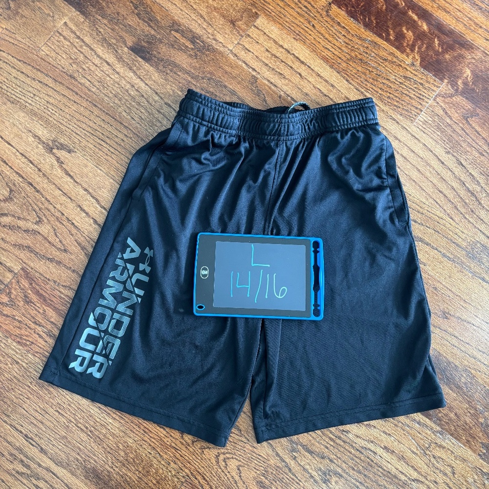 Boys Under Armour Shorts Size 14/16 Large